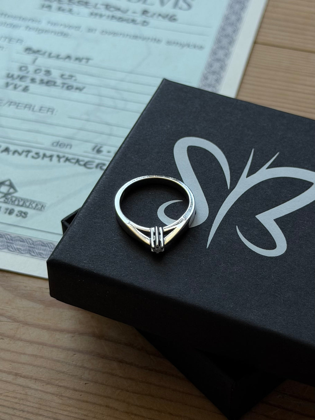 Vintage 14 krt. hvidguldsring med 0,03 ct. VVS diamant med certifikat, str, 49