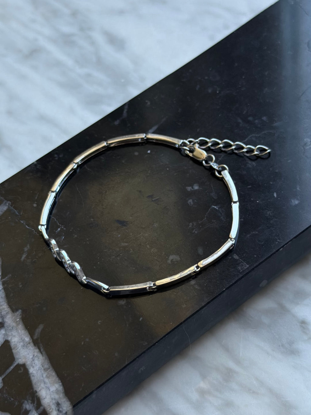 Vintage sterlingsølv armbånd med aflange led og 3 bølger isat klare sten, 18-21cm