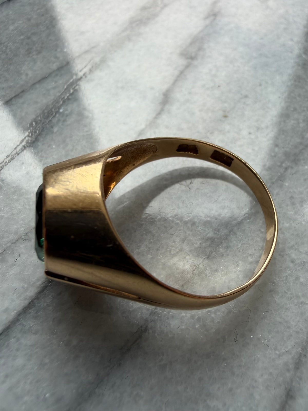 Vintage 14 karat guldring med grøn sten, str 55