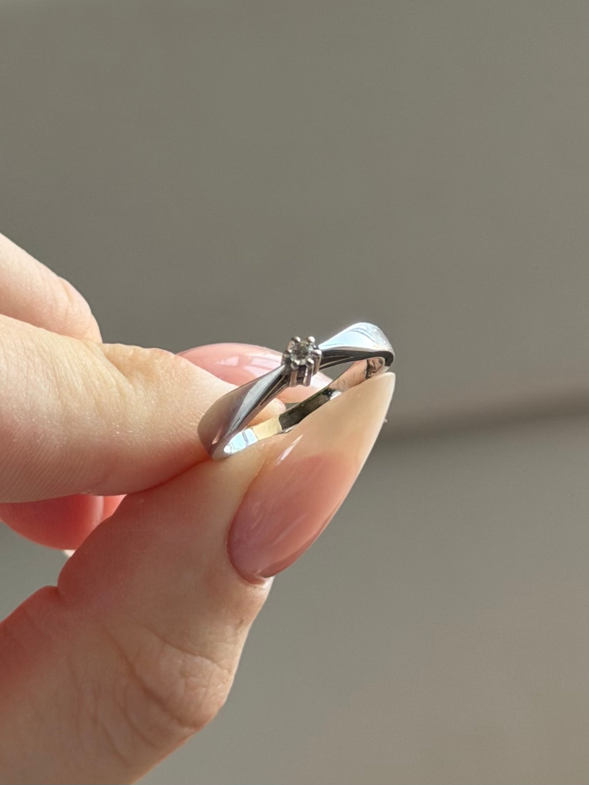 Vintage 14 krt. hvidguldsring med 0,03 ct. VVS diamant med certifikat, str, 49