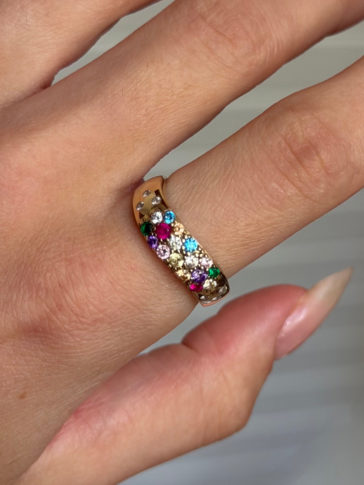 Vintage 8 karat guldring med farverige zirkonia sten, str 57