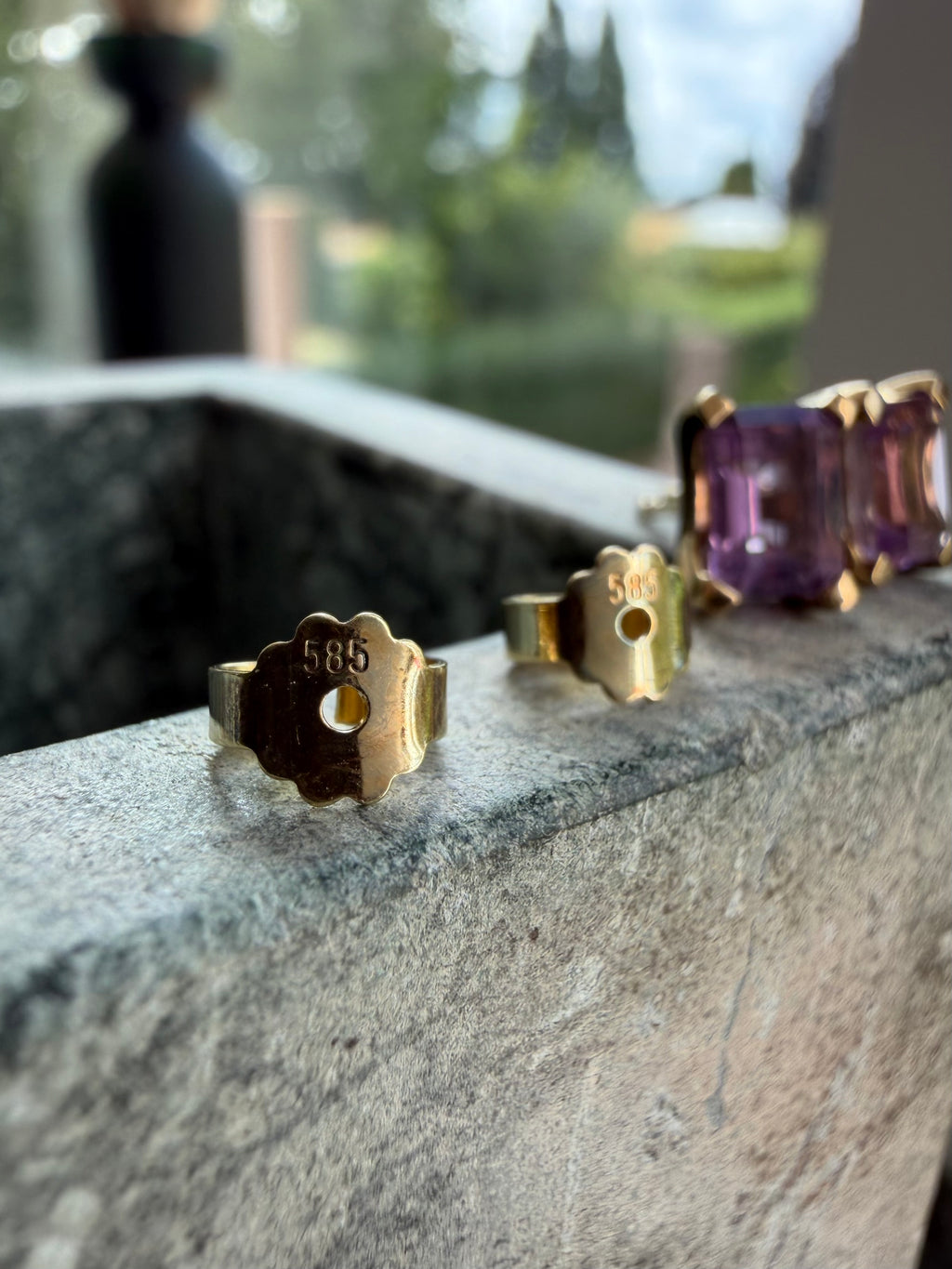 Vintage 8 karat guldørestikkere med ametyst og 14 karat baglåse