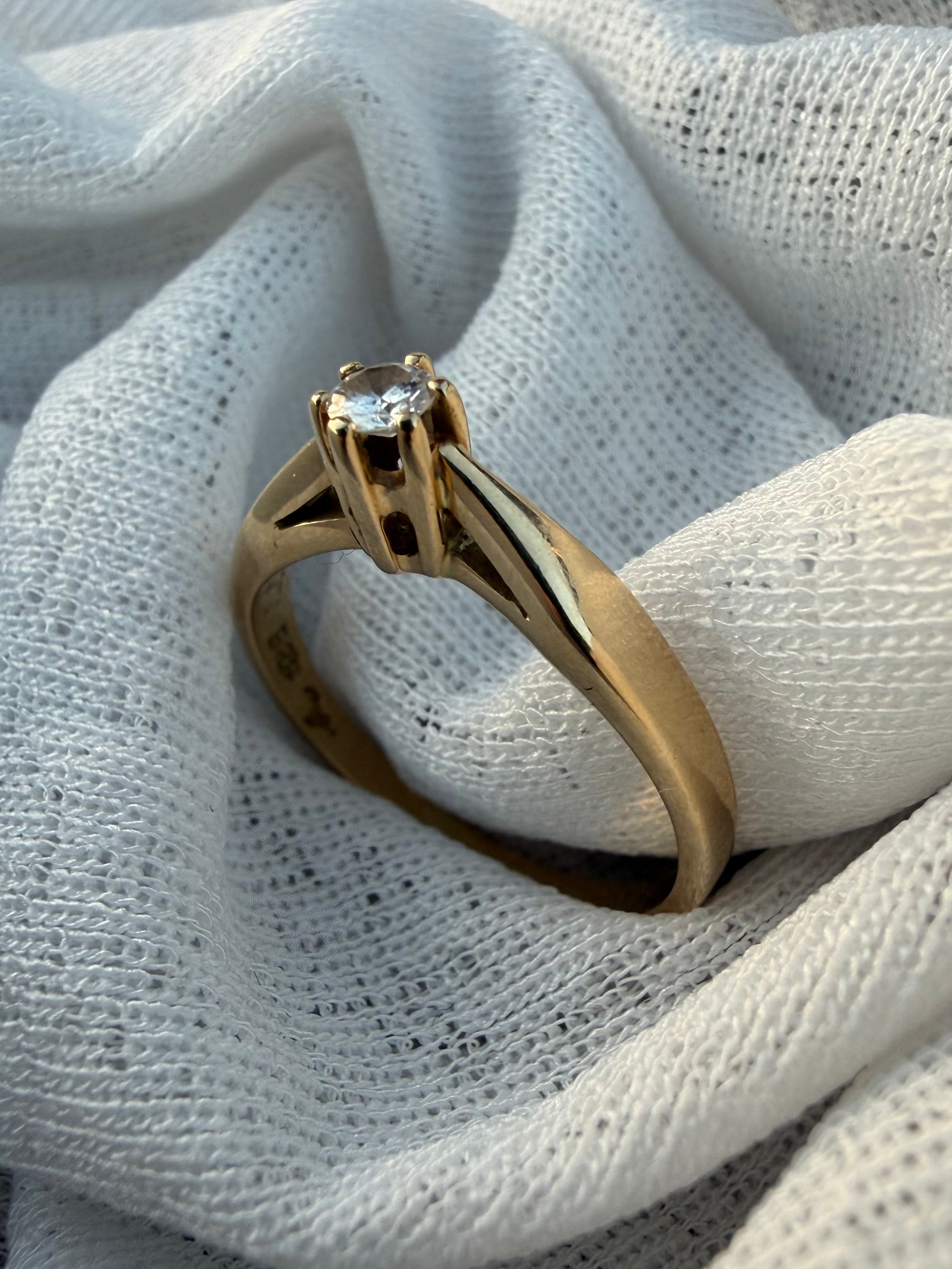 Vintage 14 karat solitairering med 0,10 ct. brilliant, str 55