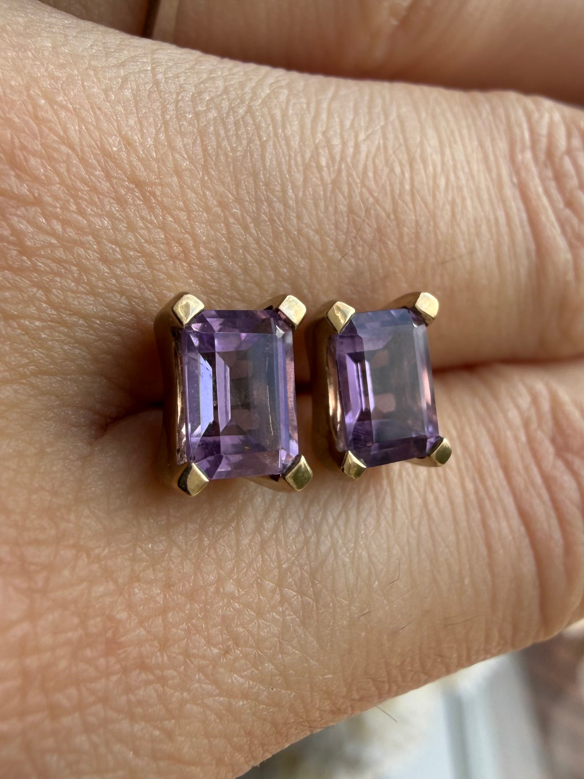 Vintage 8 karat guldørestikkere med ametyst og 14 karat baglåse