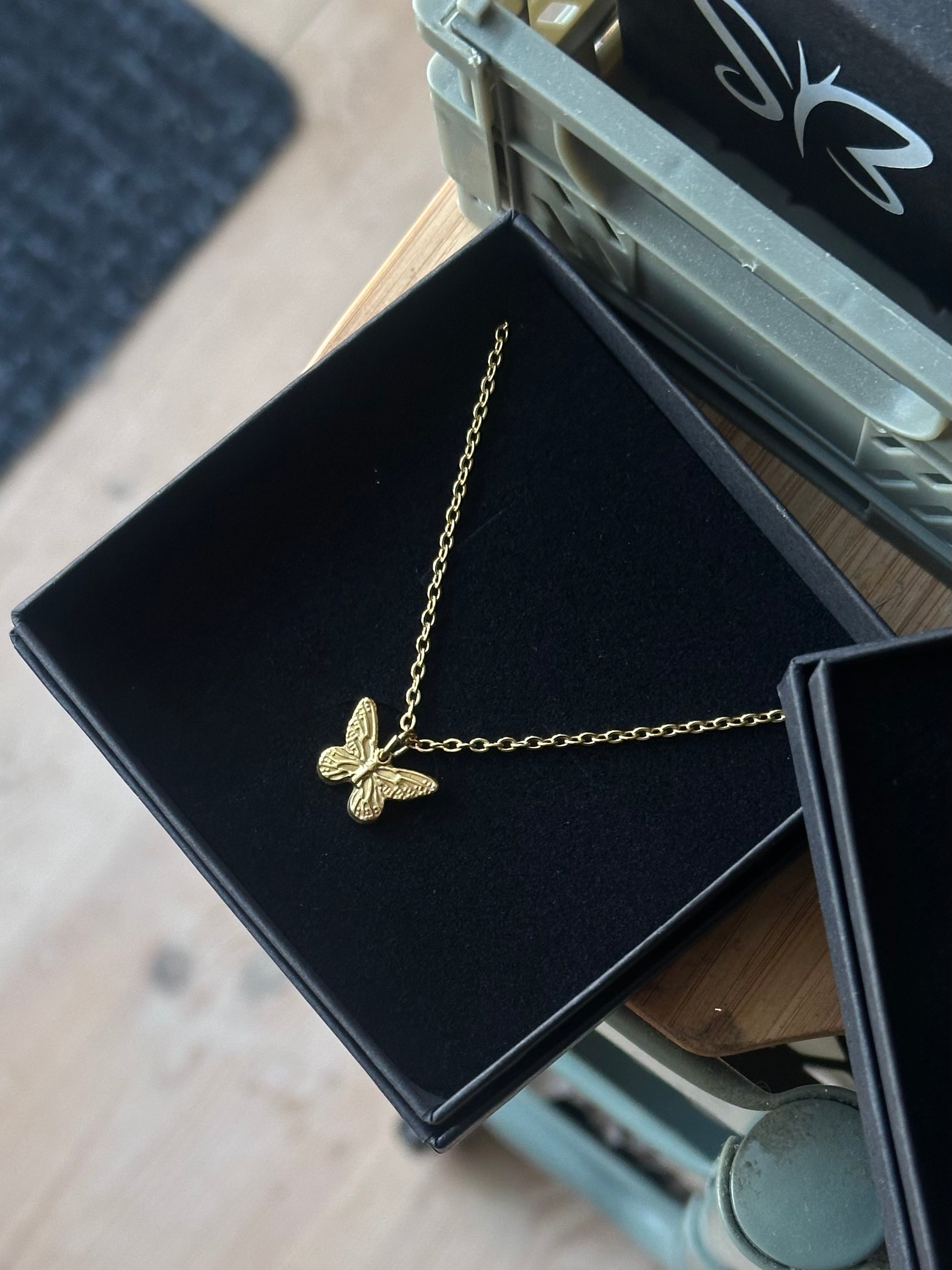 Signatur sommerfugl halskæde