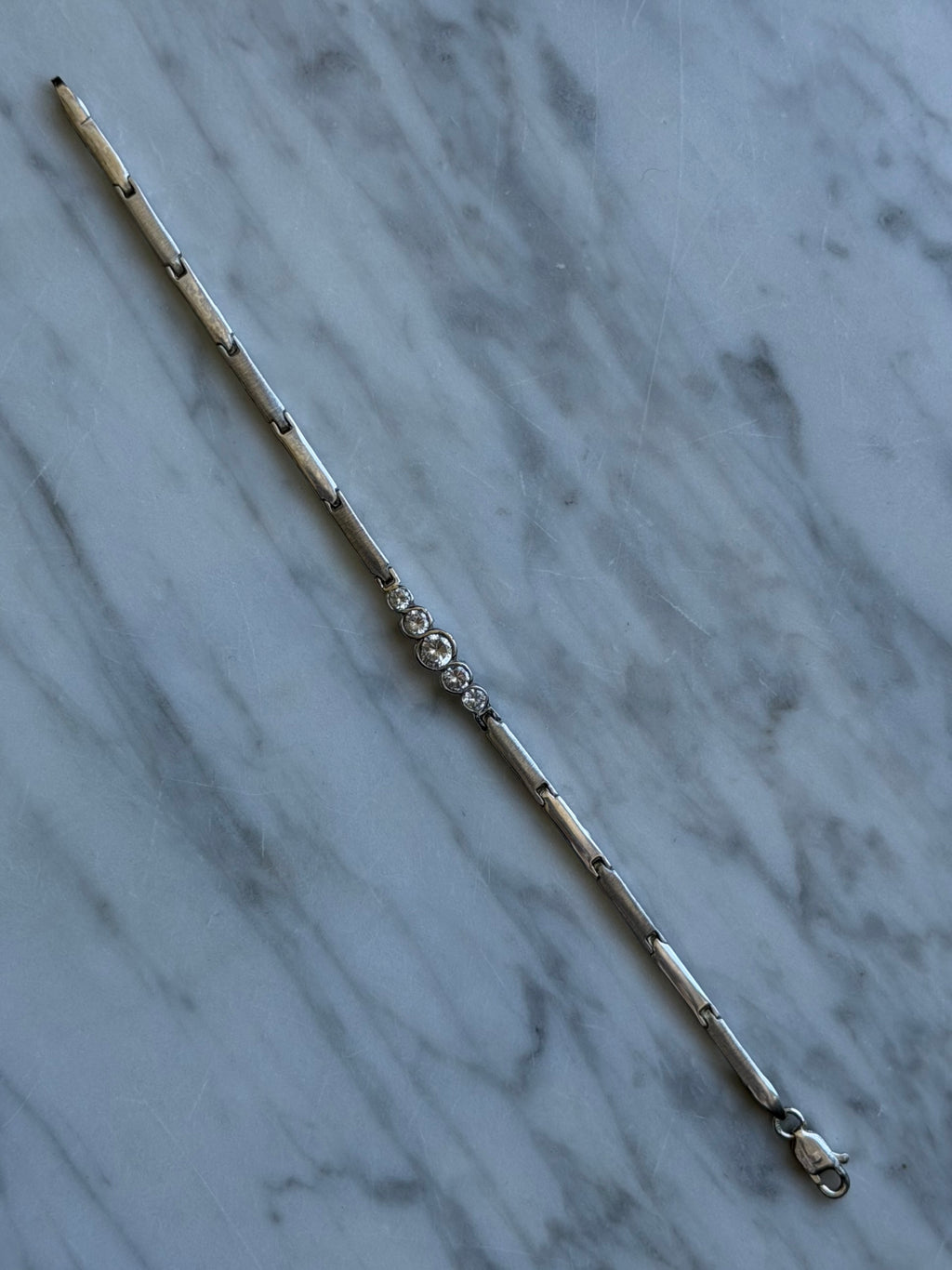 Vintage sølvarmbånd med aflange led og indfattede klare sten, ca. 18cm