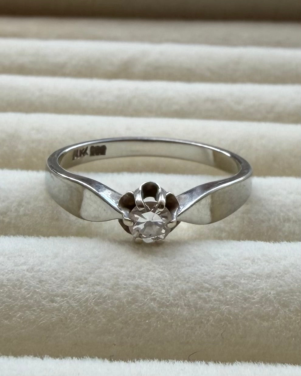 Vintage 14 karat hvidguldsring med 0,18 ct. brilliant