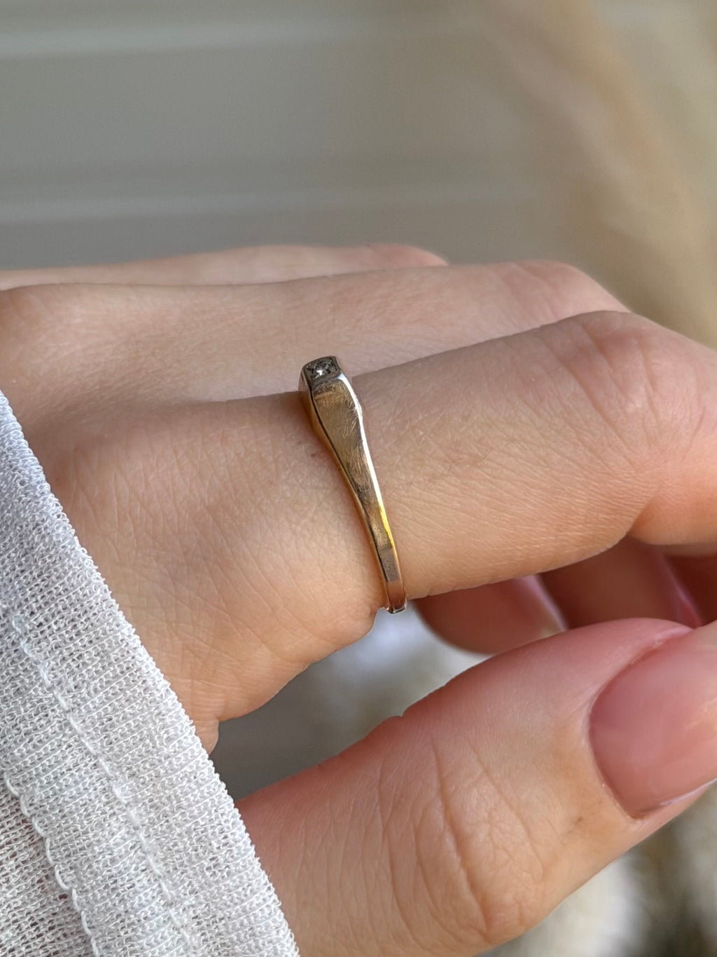 Vintage signetring i 14 krt. guld med en lille sten, str 55