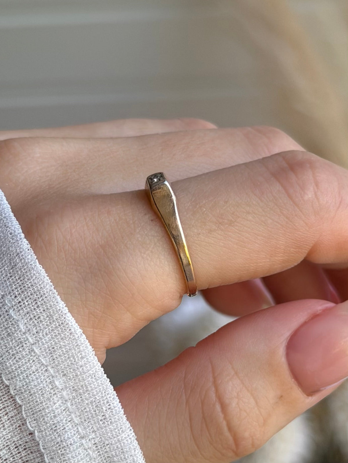 Vintage signetring i 14 krt. guld med en lille sten, str 55