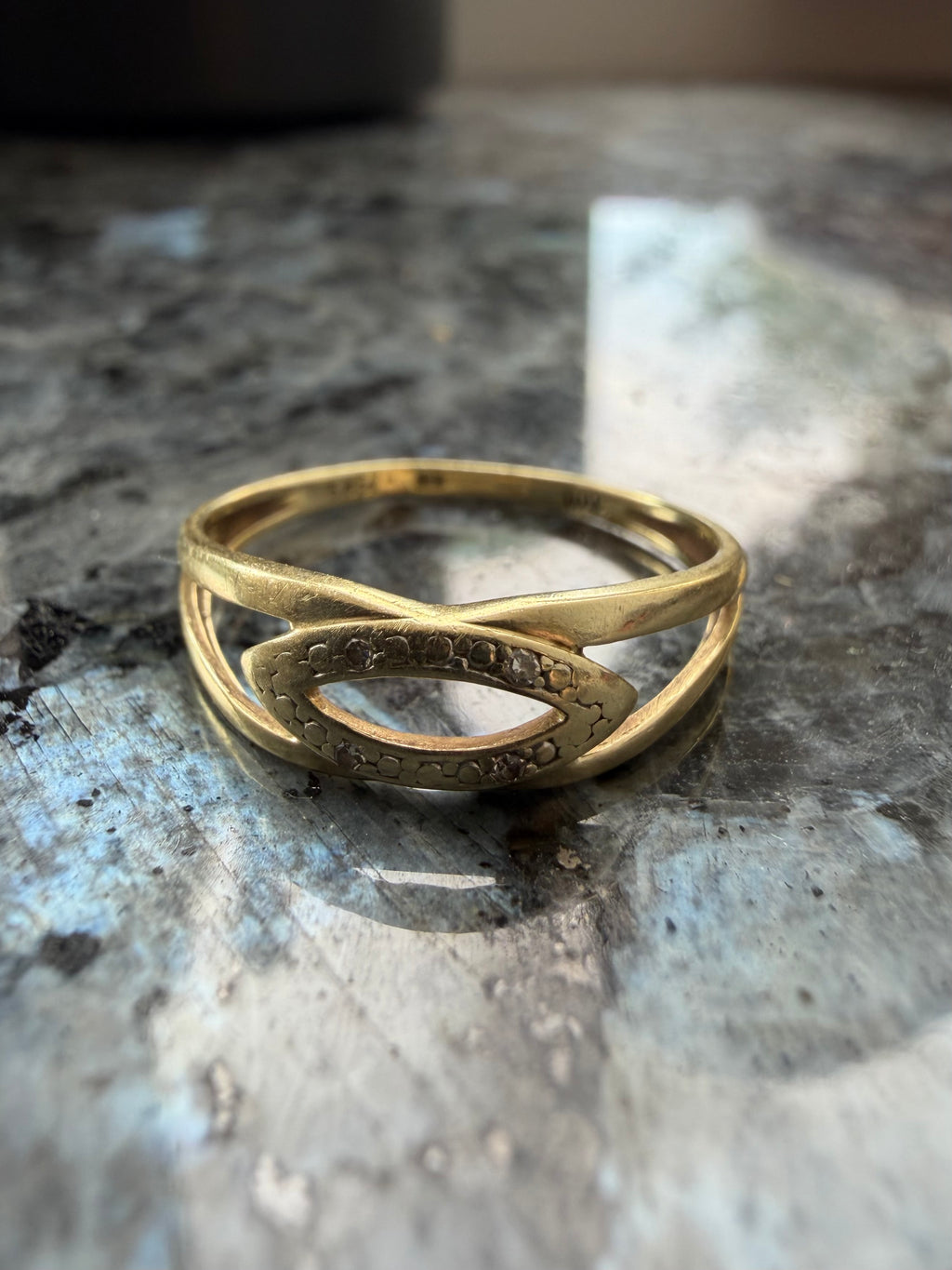 Vintage 14 karat guldring med 0.02 carat brillianter