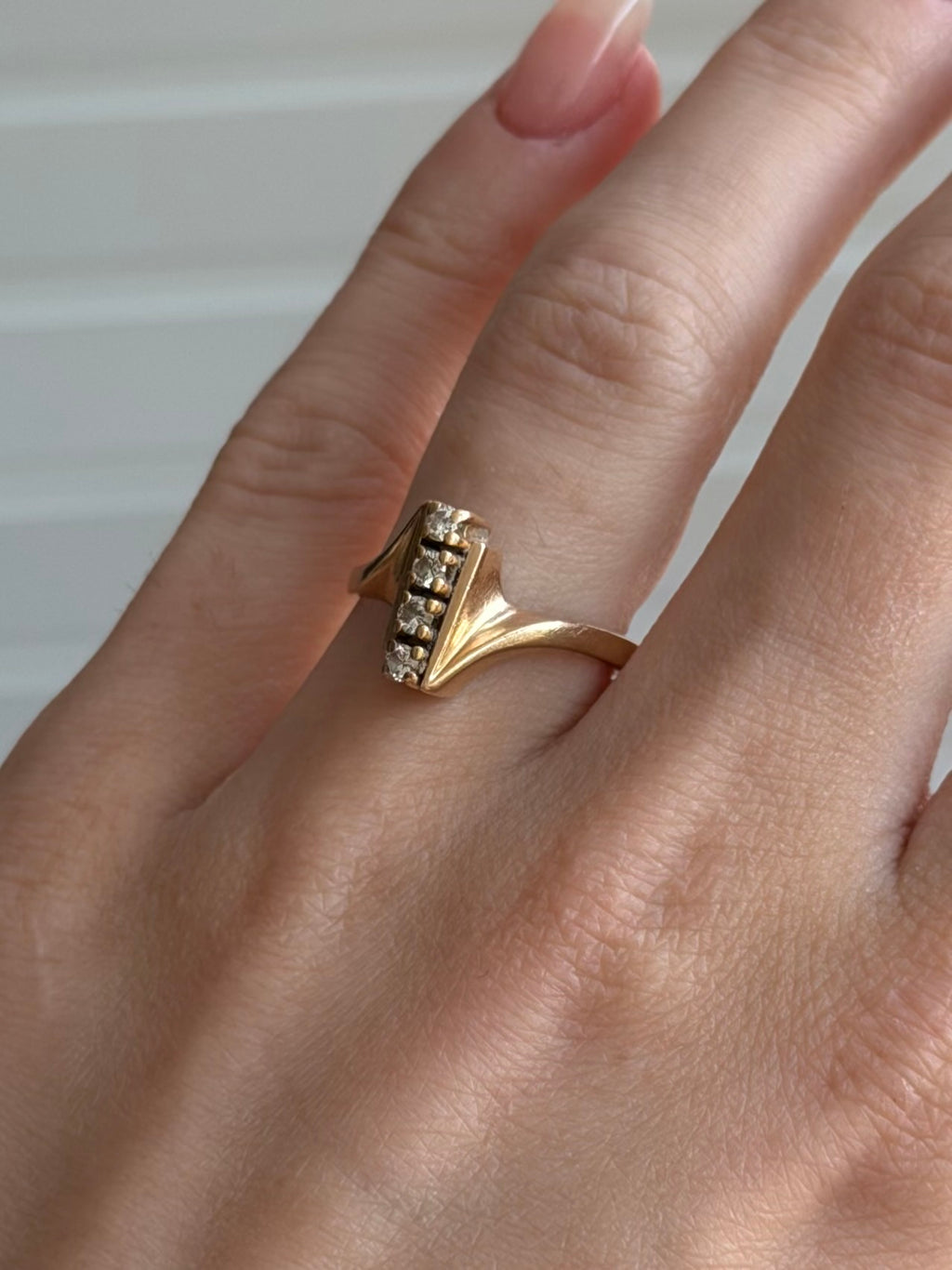 Vintage 14 karat guldring med en række af 4 brillianter, str. 52