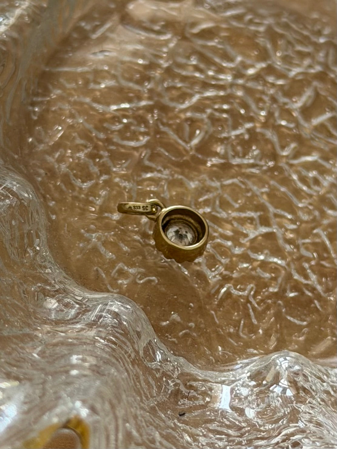 Vintage 8 karat guldvedhæng med rund klar sten