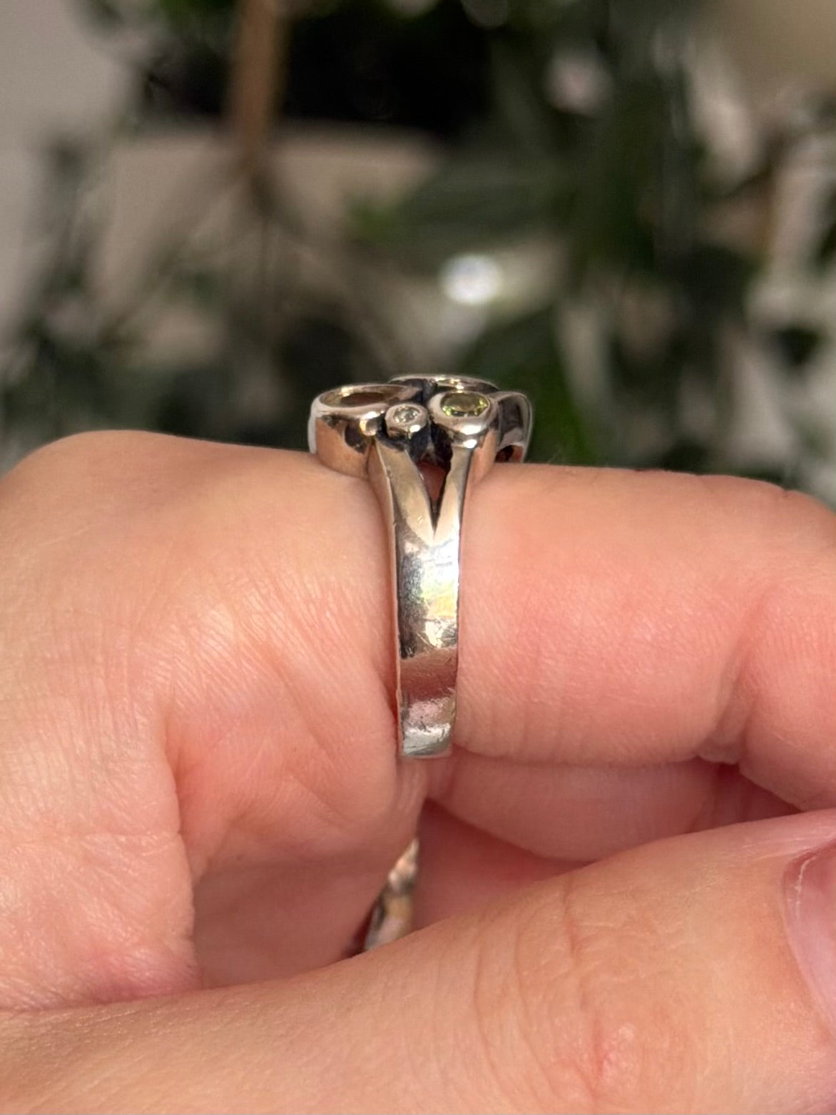 Vintage sterlingsølv ring med sten i grønne nuancer, str 54