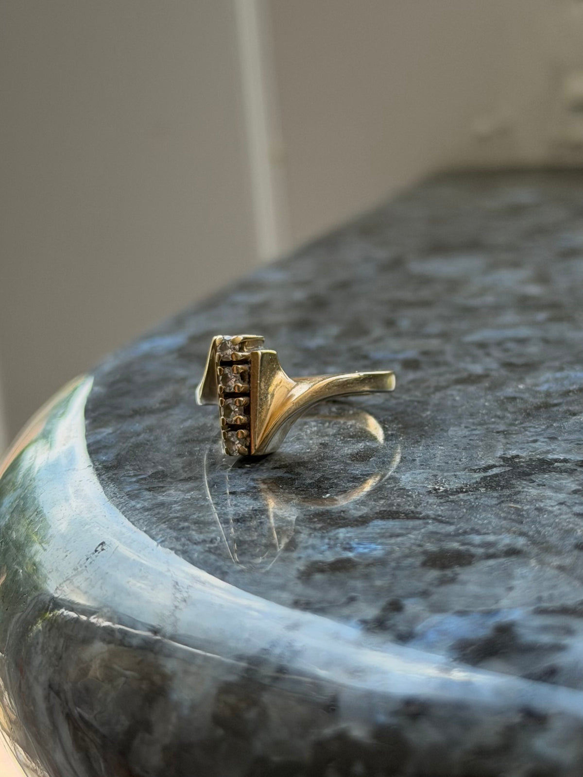 Vintage 14 karat guldring med en række af 4 brillianter, str. 52