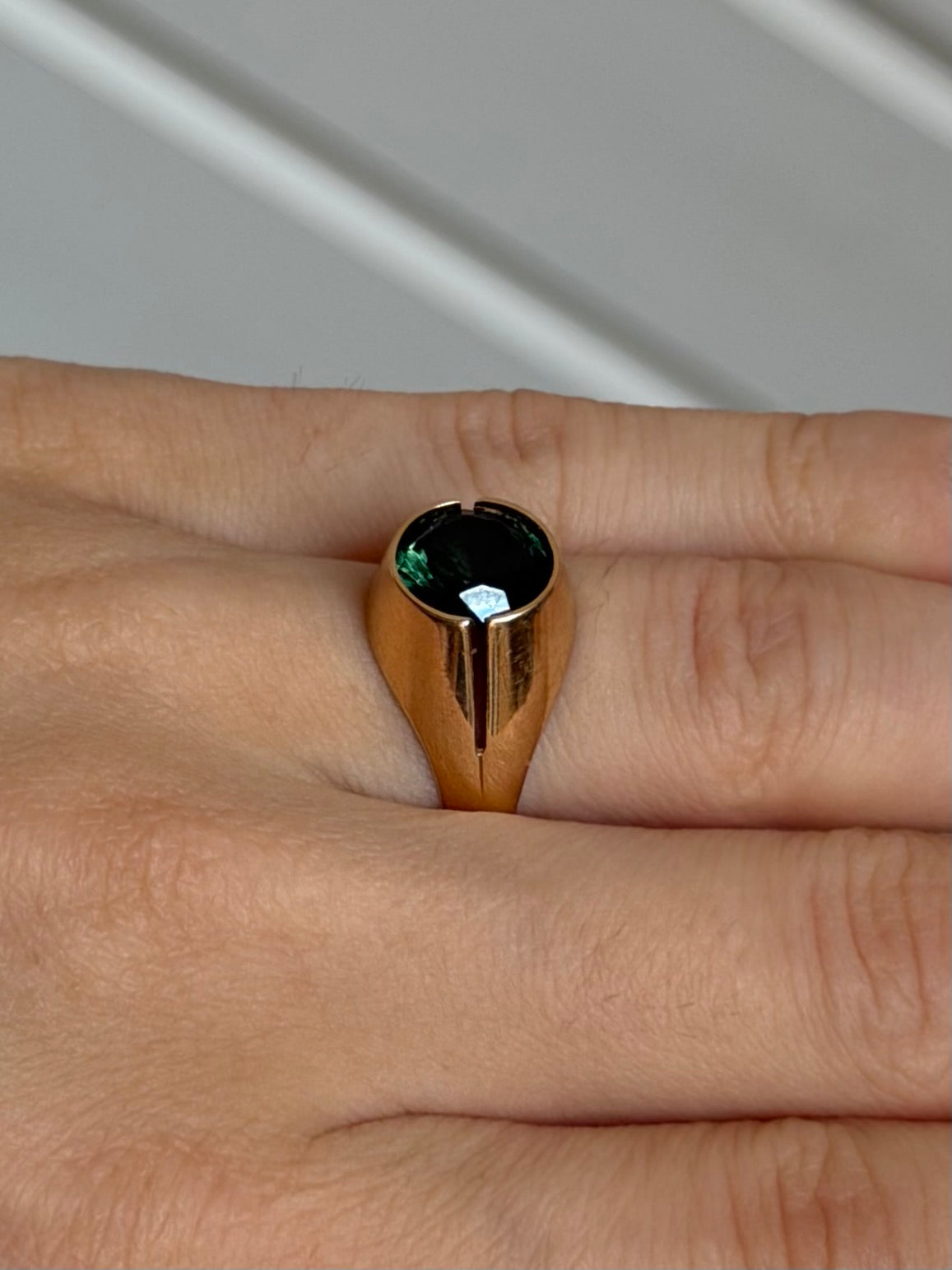 Vintage 14 karat guldring med grøn sten, str 55