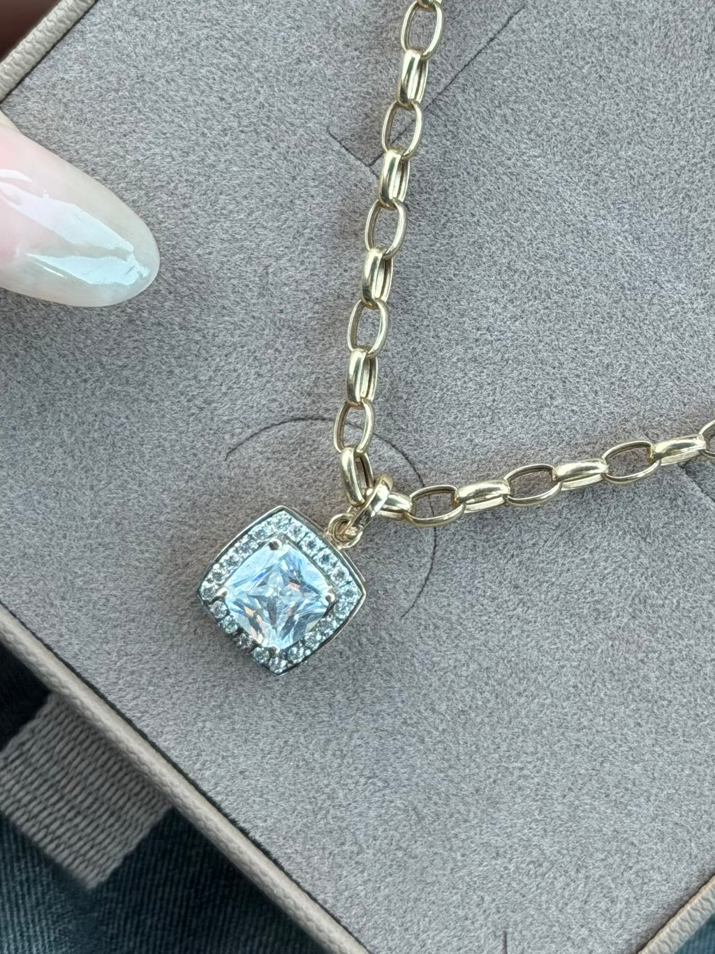 Vintage 9 karat guldhalskæde og vedhæng med cushion-cut sten samt halo-effekt