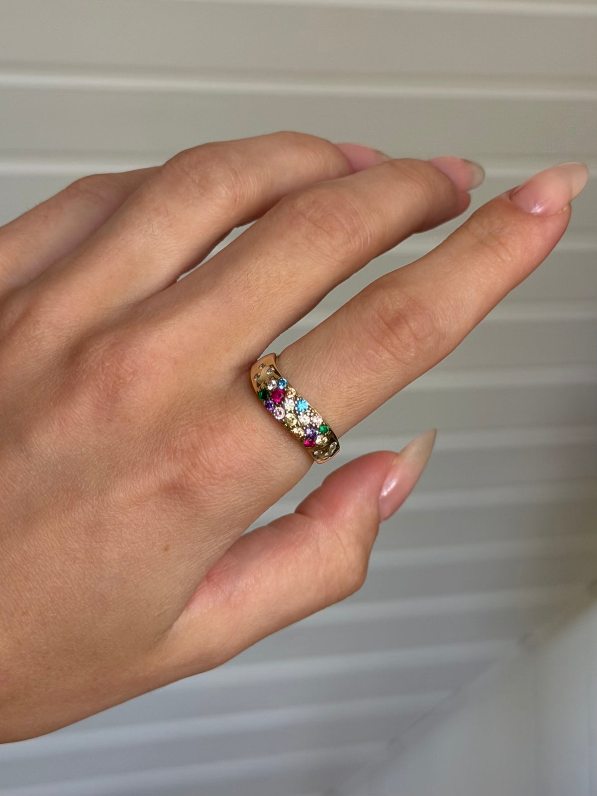 Vintage 8 karat guldring med farverige zirkonia sten, str 57