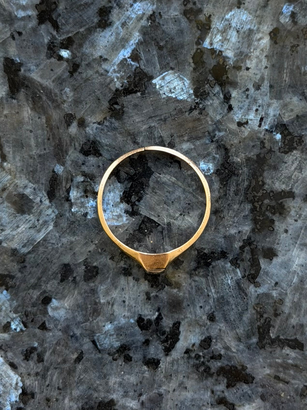 Vintage signetring i 14 krt. guld med en lille sten, str 55