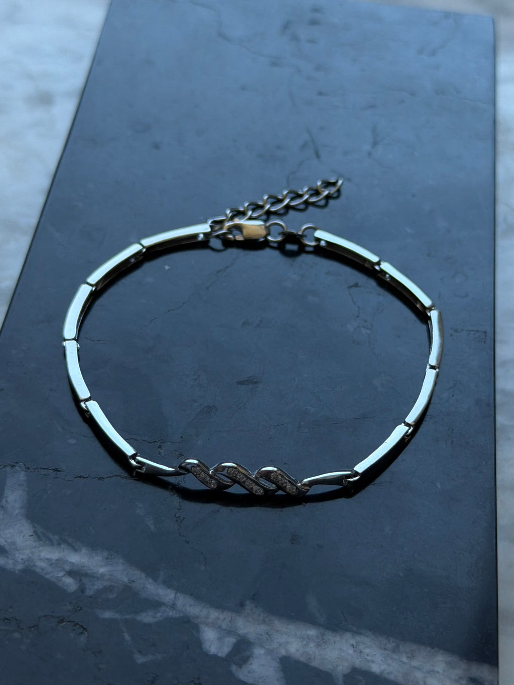 Vintage sterlingsølv armbånd med aflange led og 3 bølger isat klare sten, 18-21cm