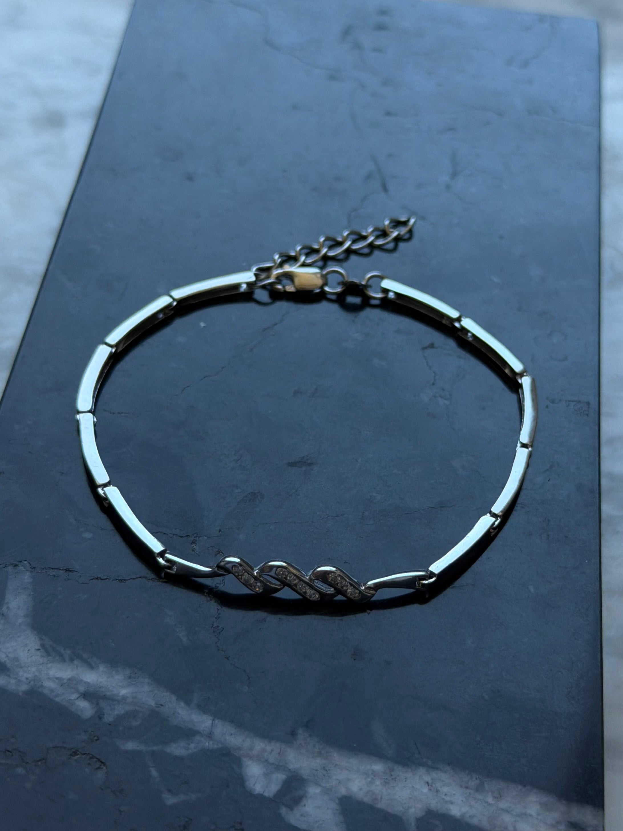 Vintage sterlingsølv armbånd med aflange led og 3 bølger isat klare sten, 18-21cm
