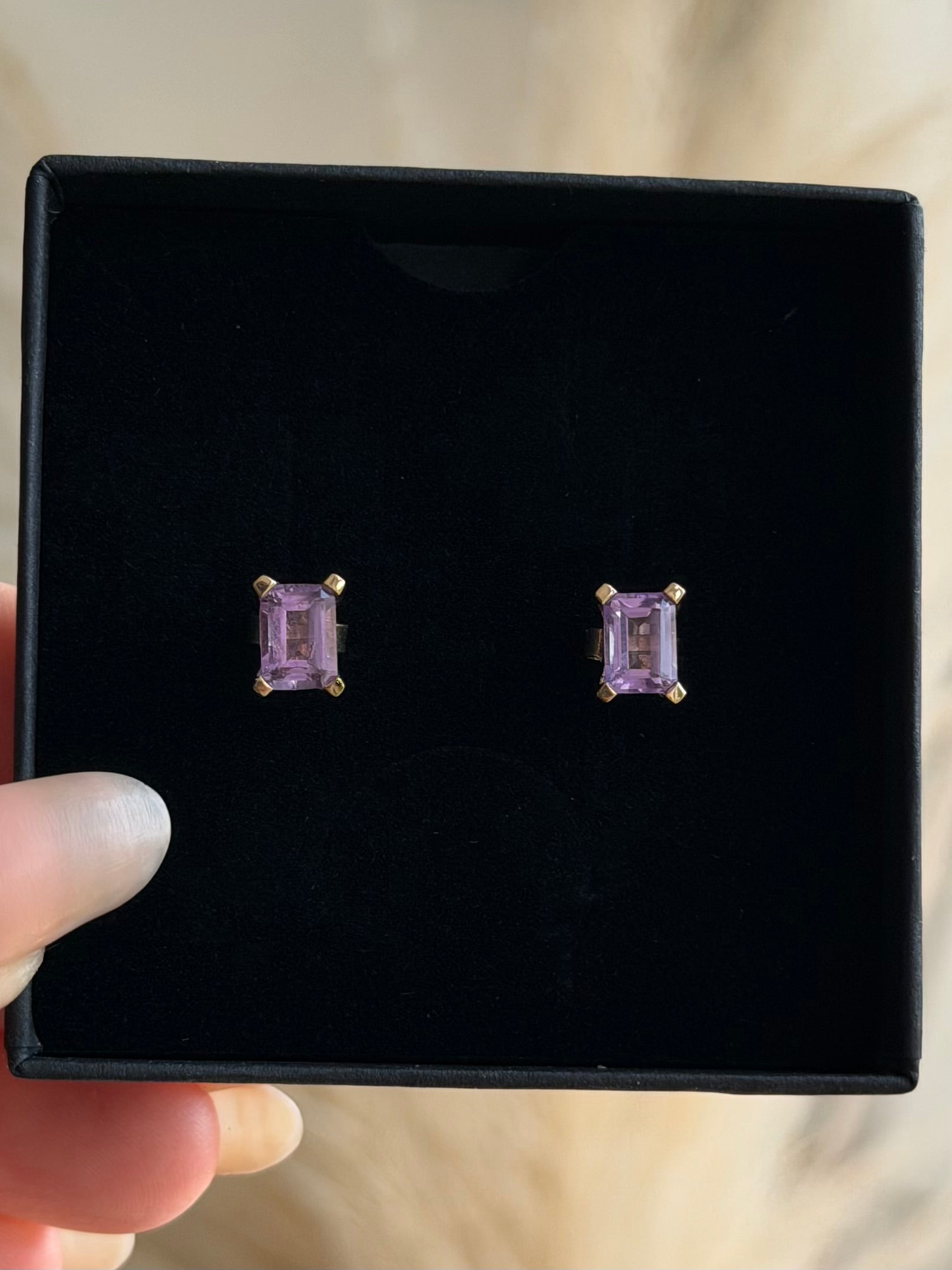 Vintage 8 karat guldørestikkere med ametyst og 14 karat baglåse