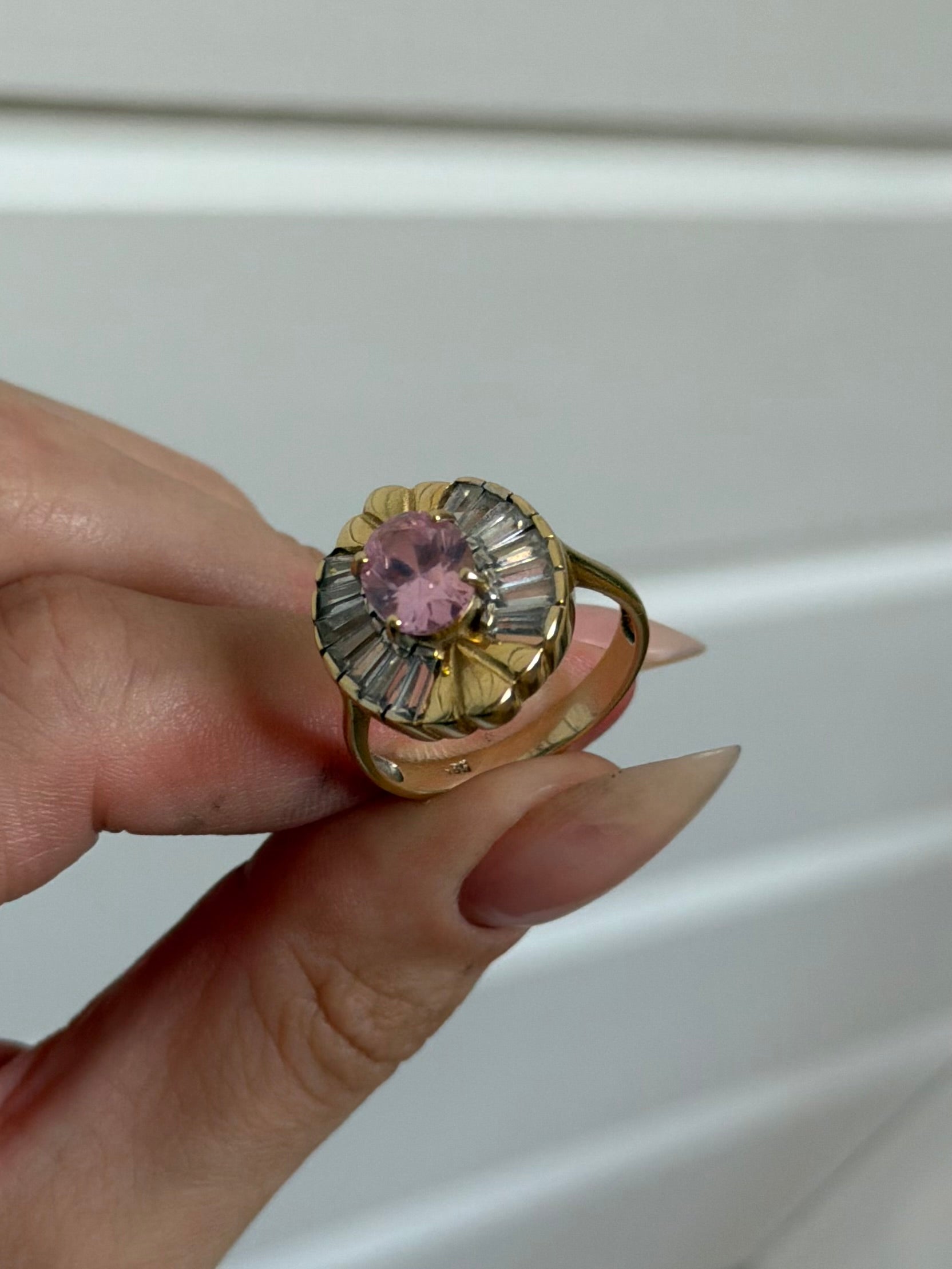 Vintage 14 karat ballerinaring med lyserød og klare sten str. 59