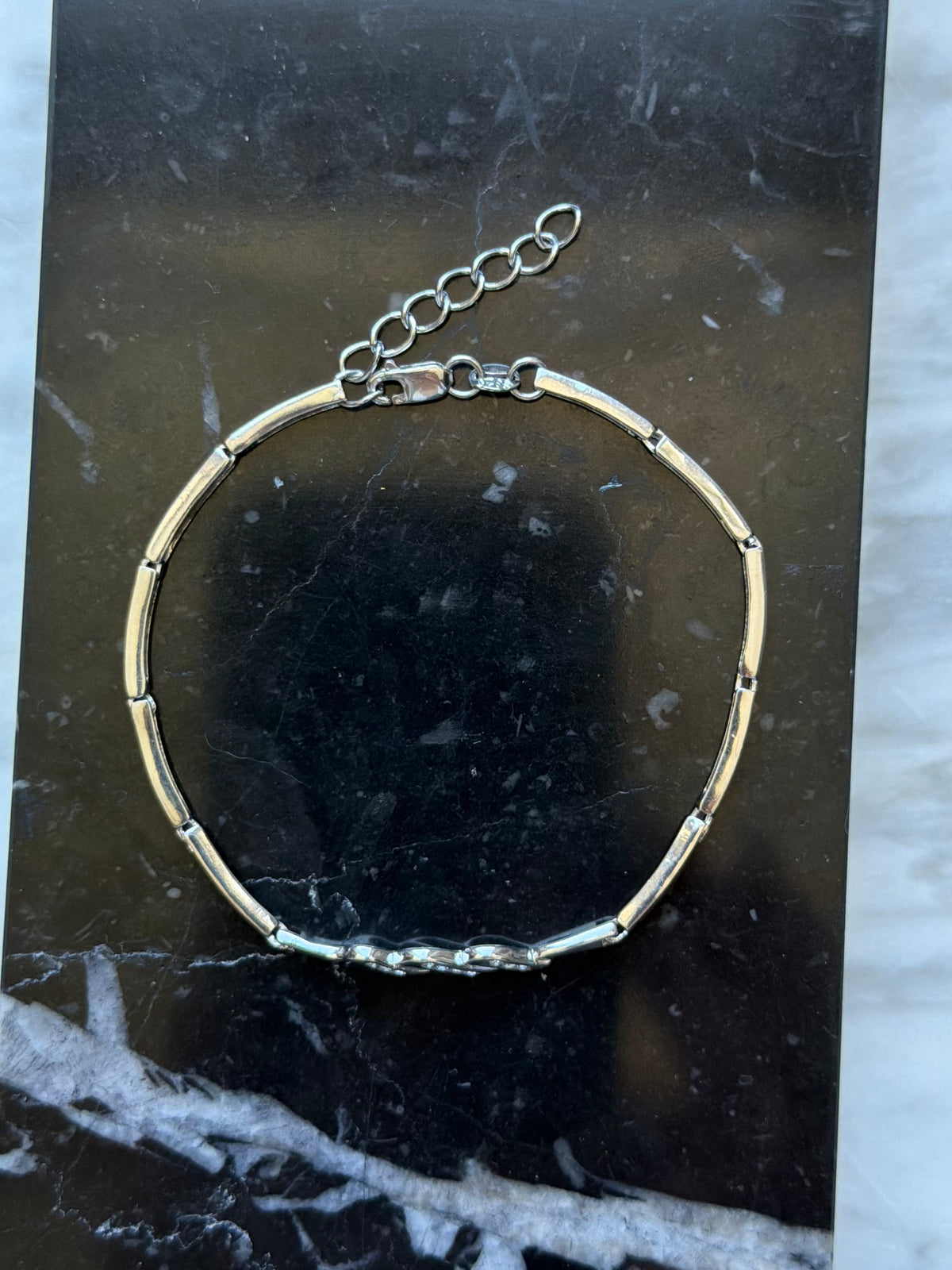 Vintage sterlingsølv armbånd med aflange led og 3 bølger isat klare sten, 18-21cm