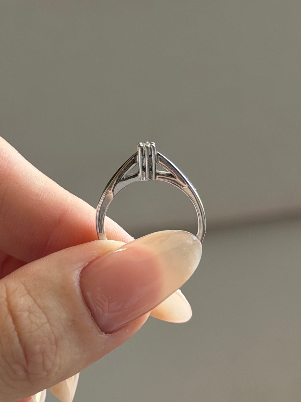 Vintage 14 krt. hvidguldsring med 0,03 ct. VVS diamant med certifikat, str, 49