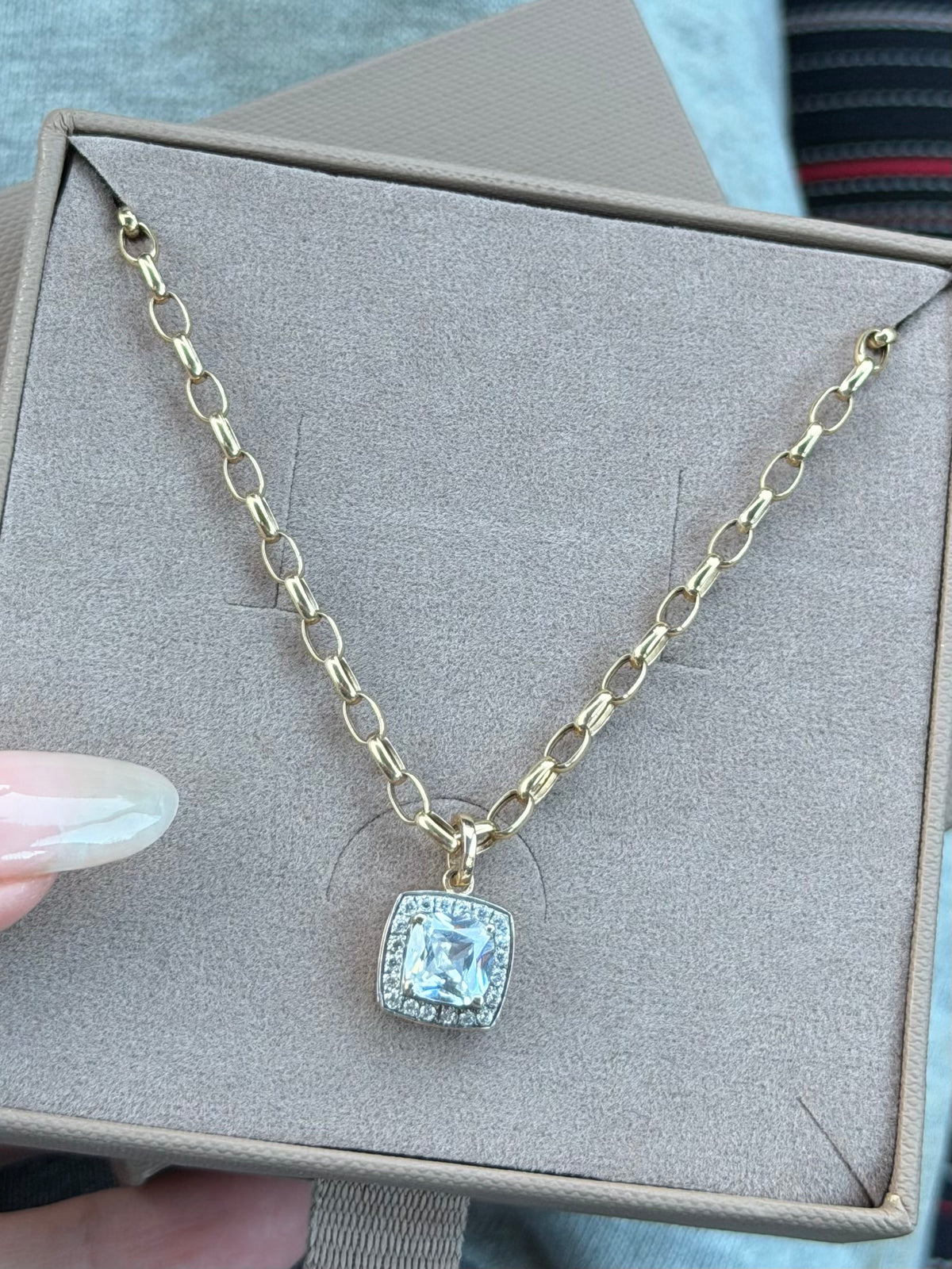Vintage 9 karat guldhalskæde og vedhæng med cushion-cut sten samt halo-effekt