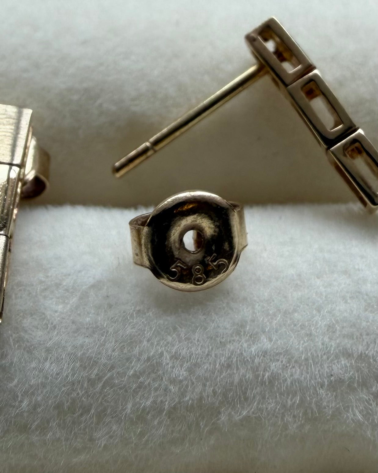 Vintage 14 karat guldørestikkere i firkantet design
