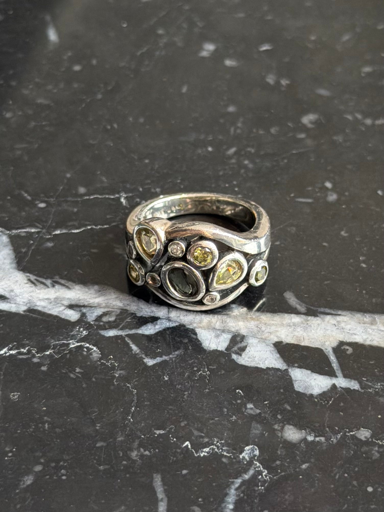 Vintage sterlingsølv ring med sten i grønne nuancer, str 54