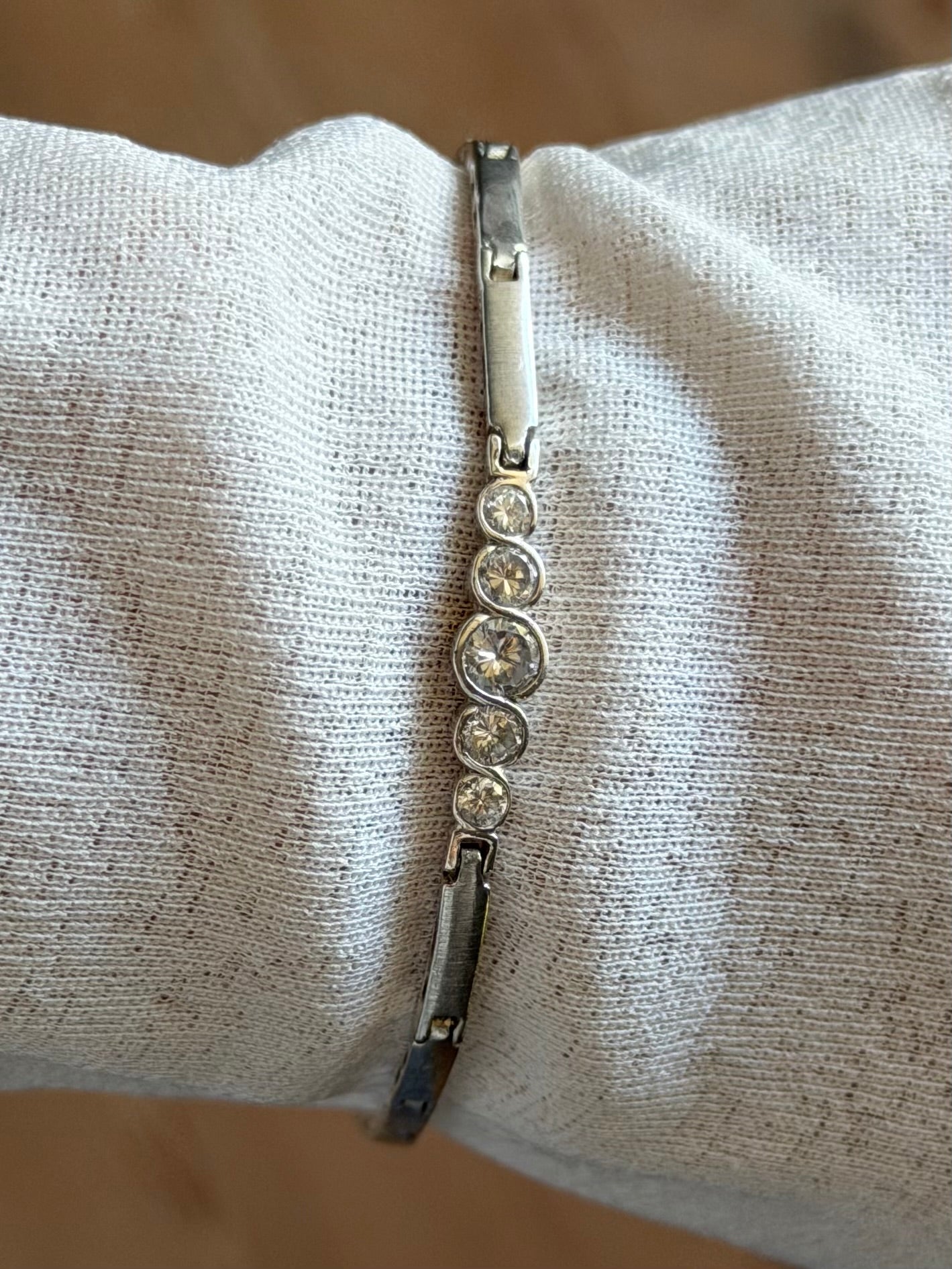 Vintage sølvarmbånd med aflange led og indfattede klare sten, ca. 18cm