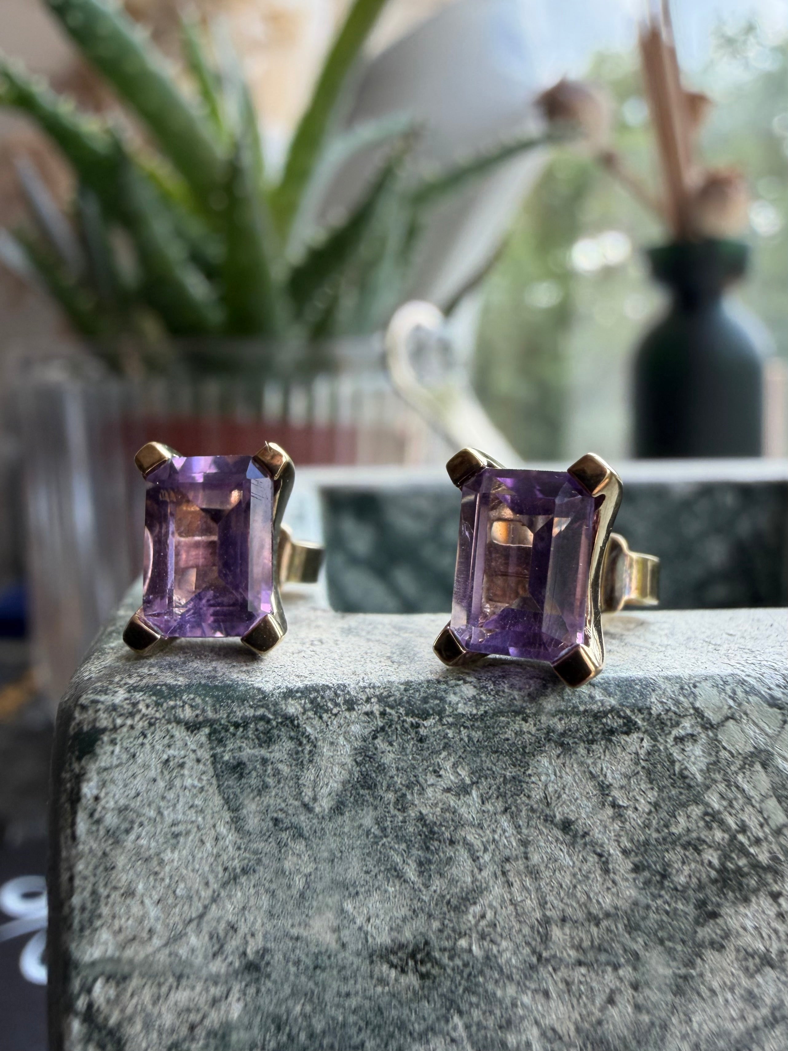 Vintage 8 karat guldørestikkere med ametyst og 14 karat baglåse