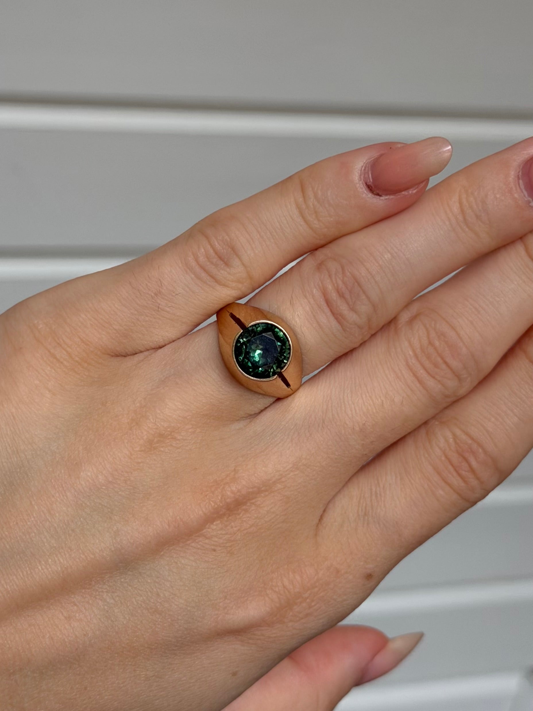 Vintage 14 karat guldring med grøn sten, str 55