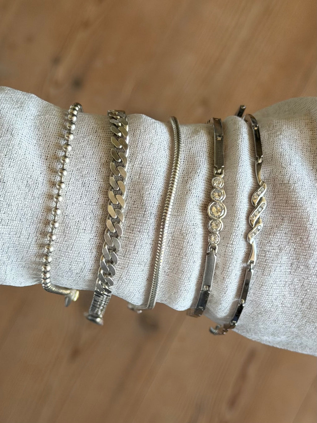 Vintage sterlingsølv armbånd med aflange led og 3 bølger isat klare sten, 18-21cm