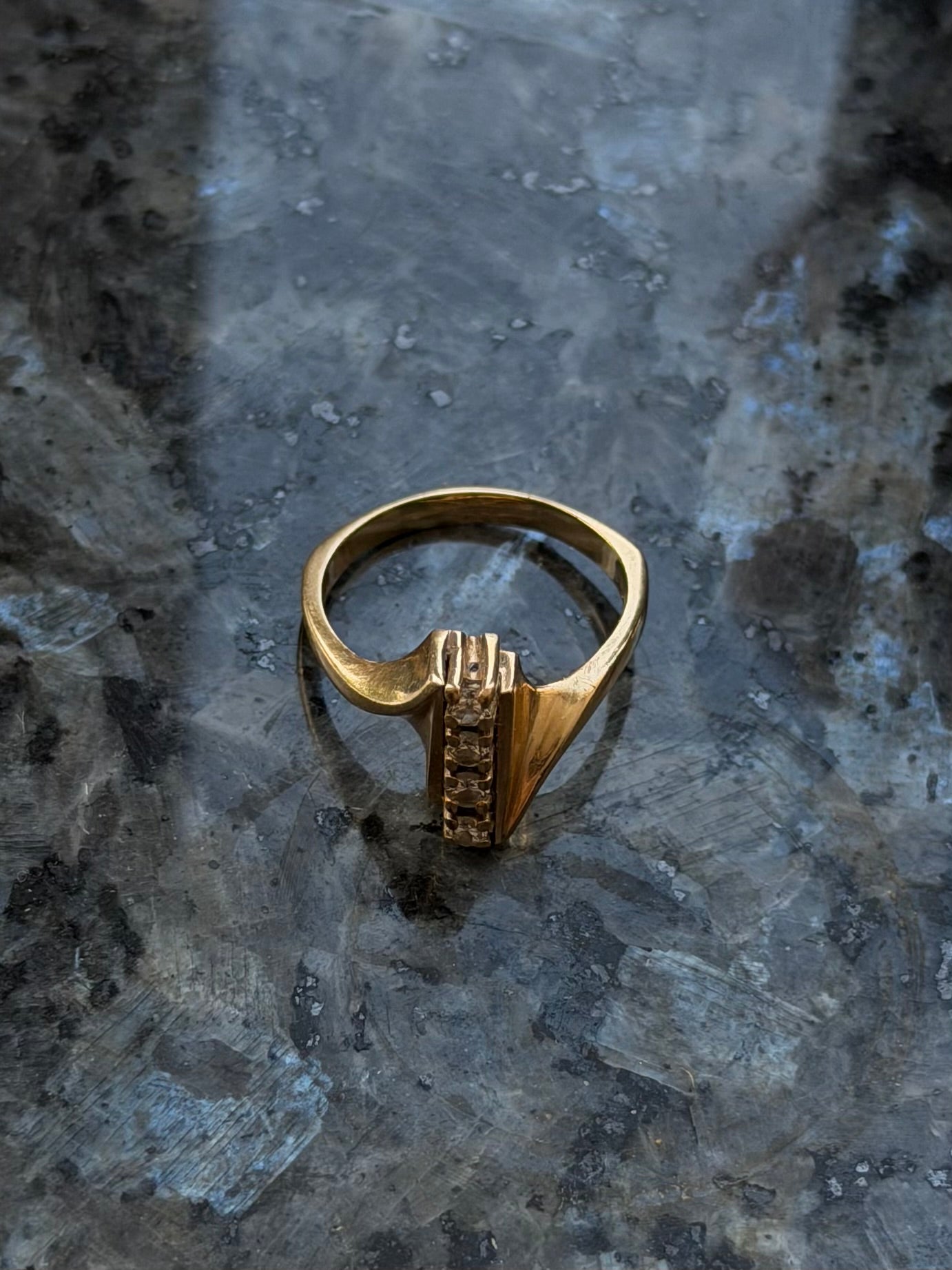 Vintage 14 karat guldring med en række af 4 brillianter, str. 52