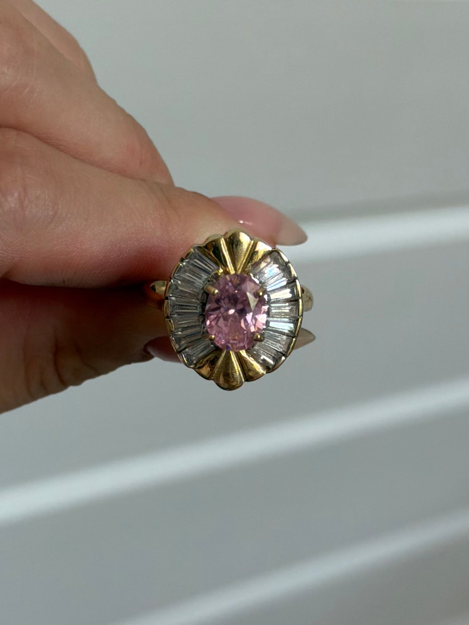 Vintage 14 karat ballerinaring med lyserød og klare sten str. 59