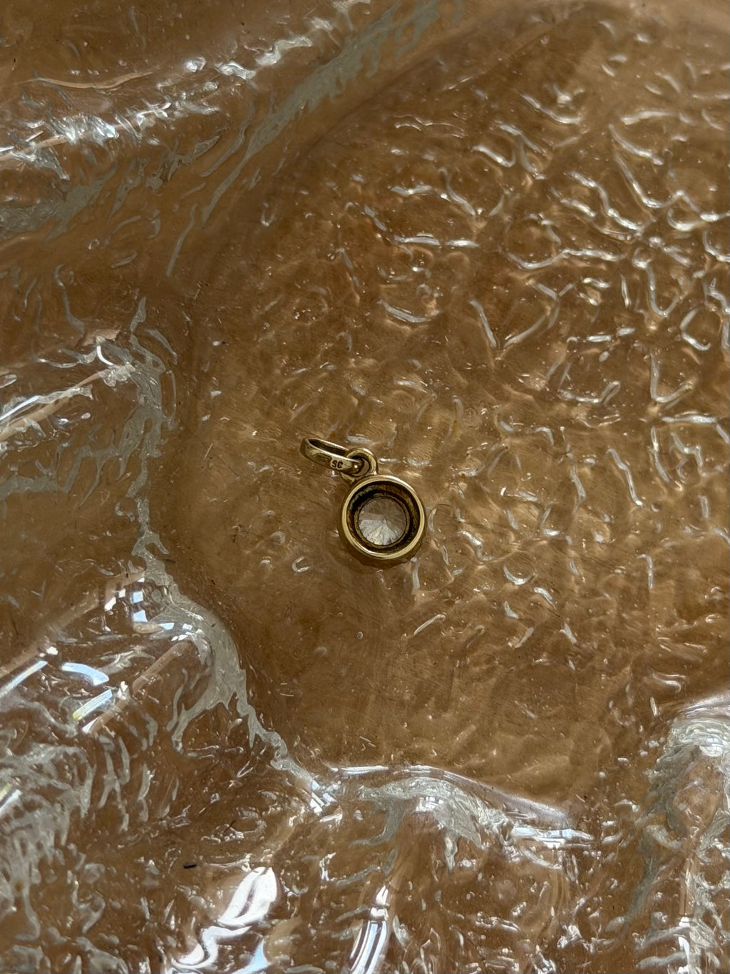Vintage 8 karat guldvedhæng med rund klar sten