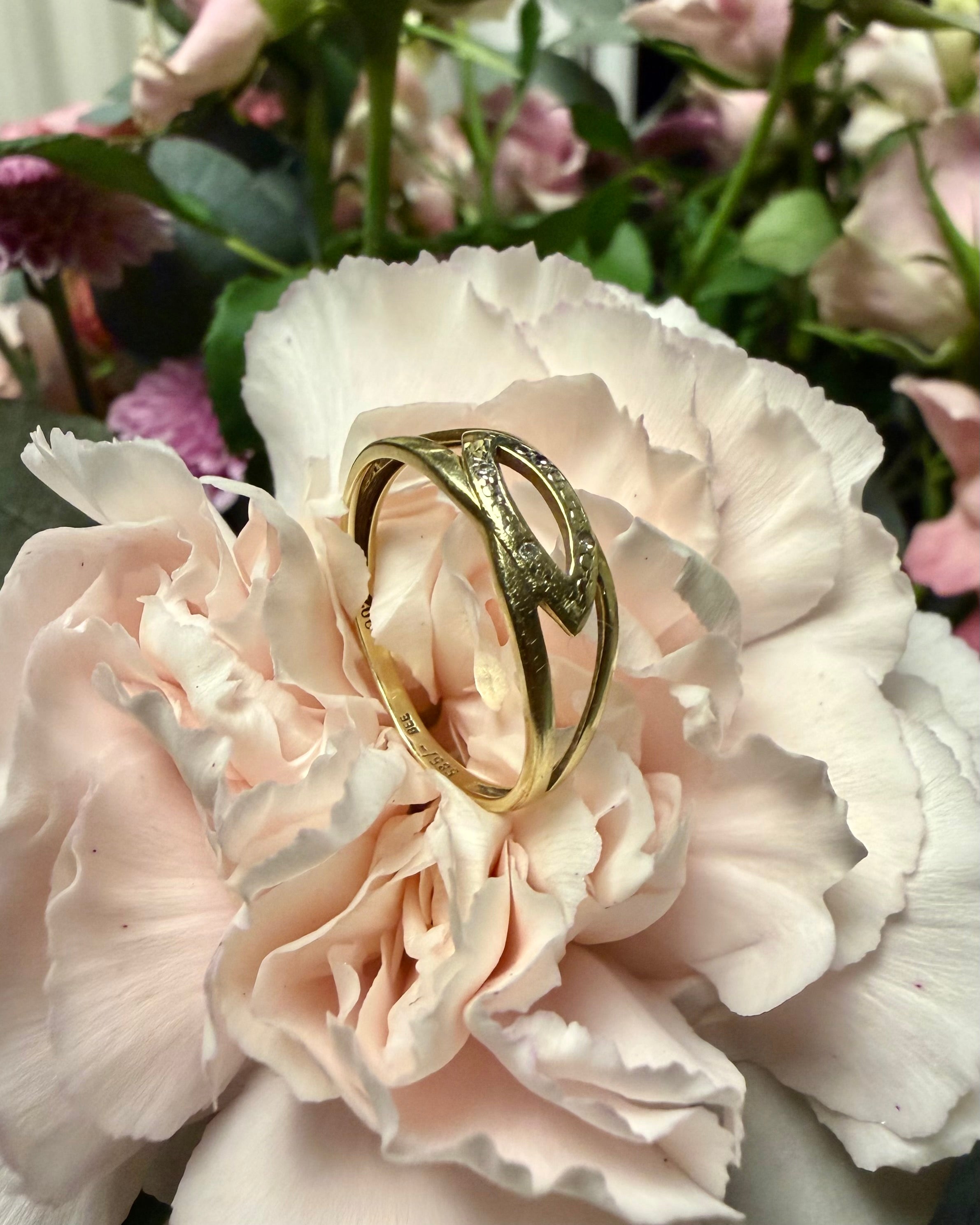Vintage 14 karat guldring med 0.02 carat brillianter