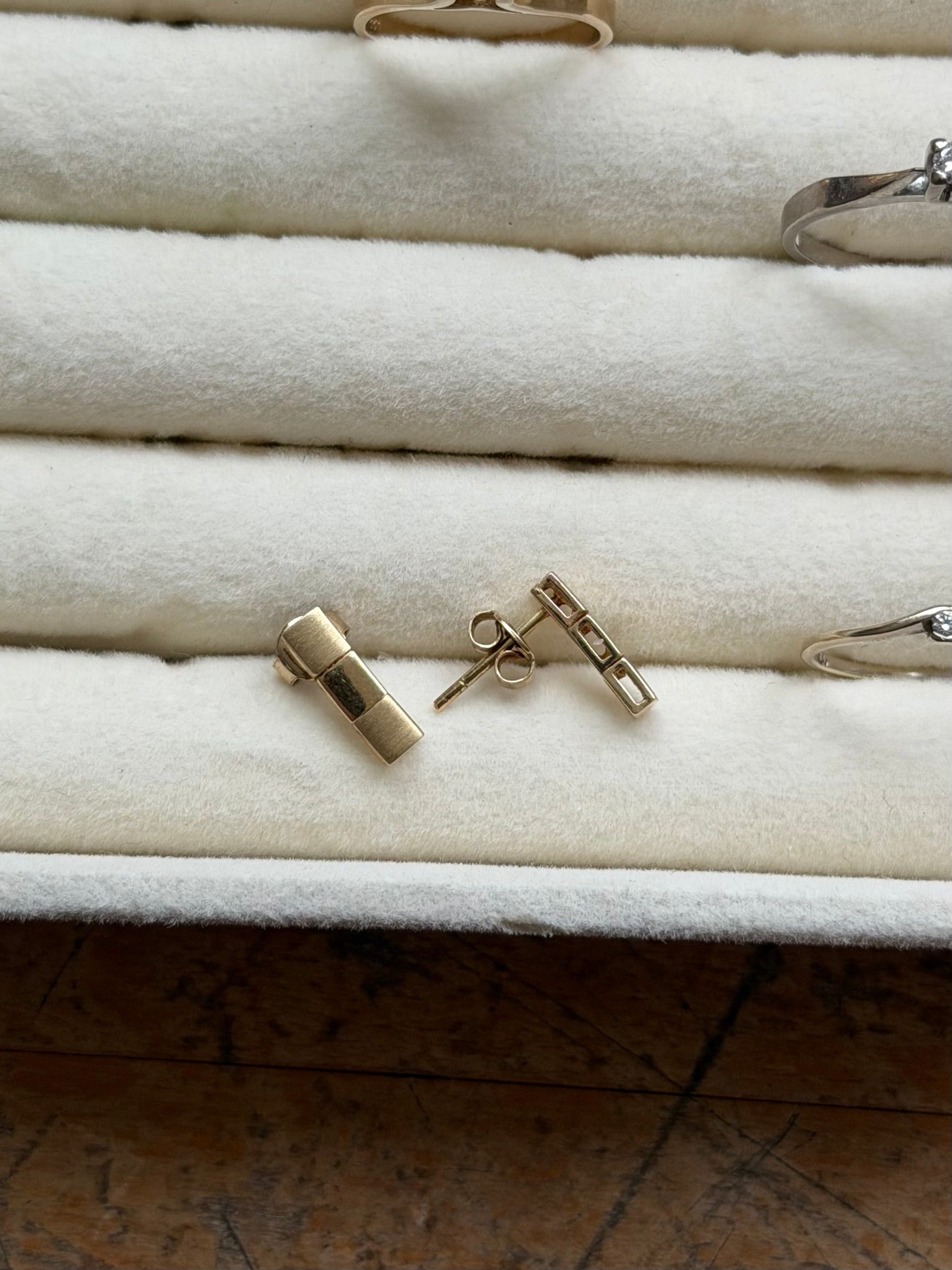 Vintage 14 karat guldørestikkere i firkantet design