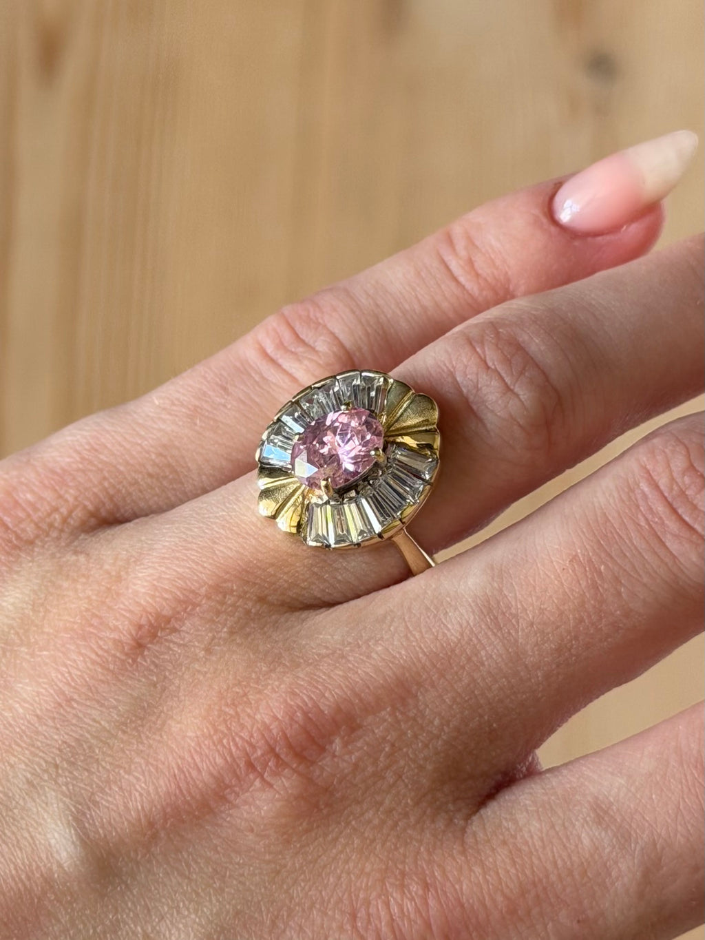 Vintage 14 karat ballerinaring med lyserød og klare sten str. 59