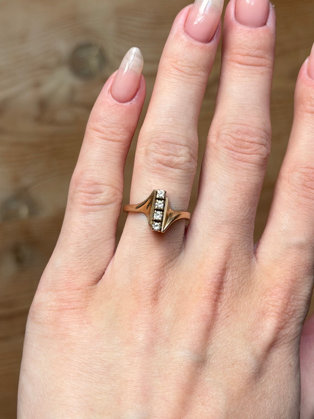 Vintage 14 karat guldring med en række af 4 brillianter, str. 52
