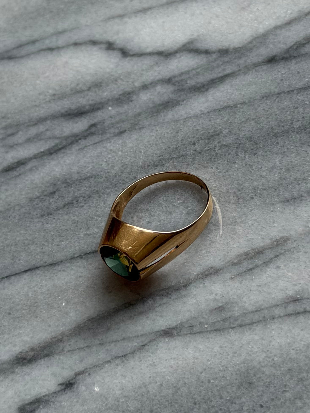 Vintage 14 karat guldring med grøn sten, str 55