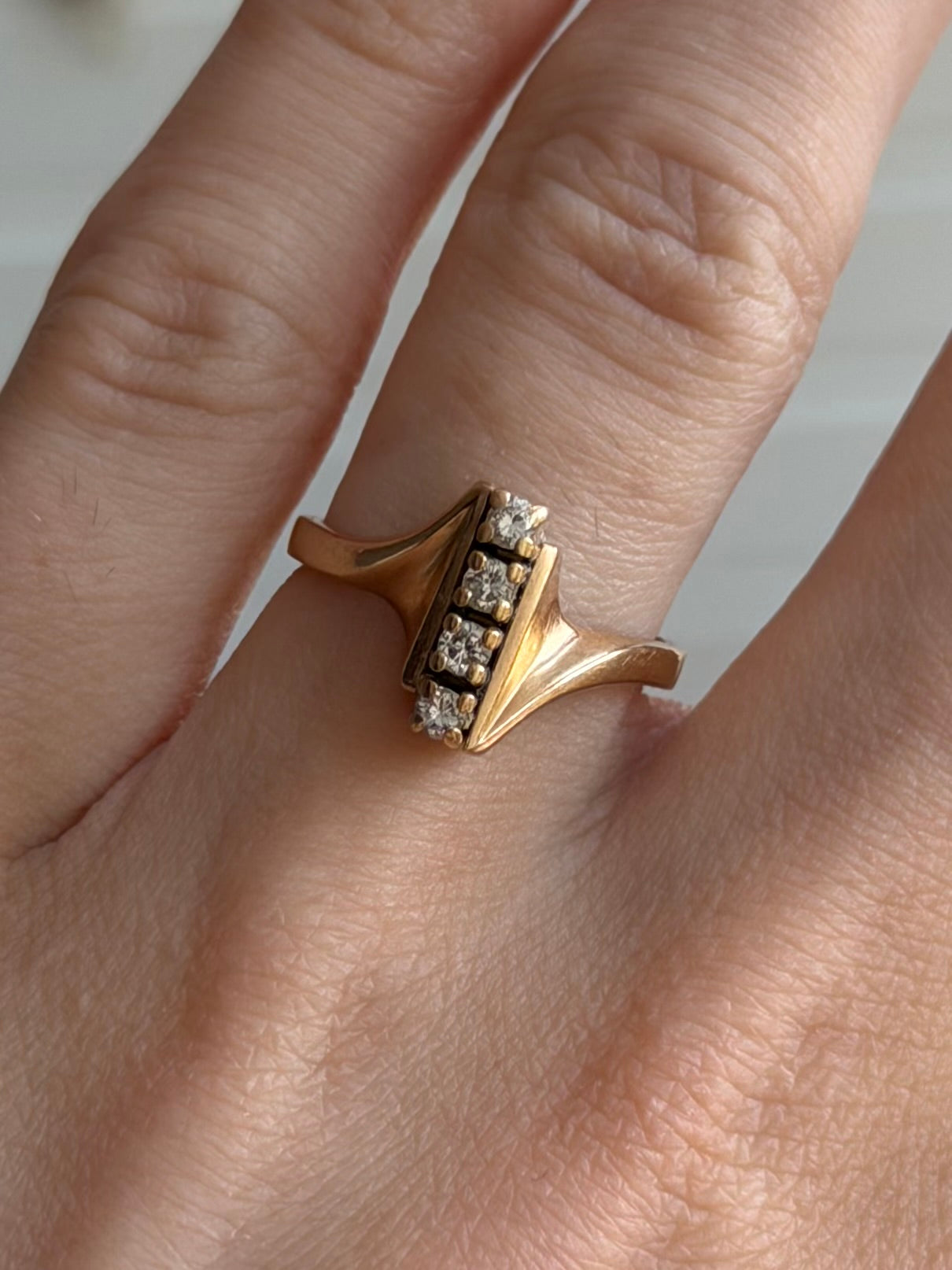 Vintage 14 karat guldring med en række af 4 brillianter, str. 52