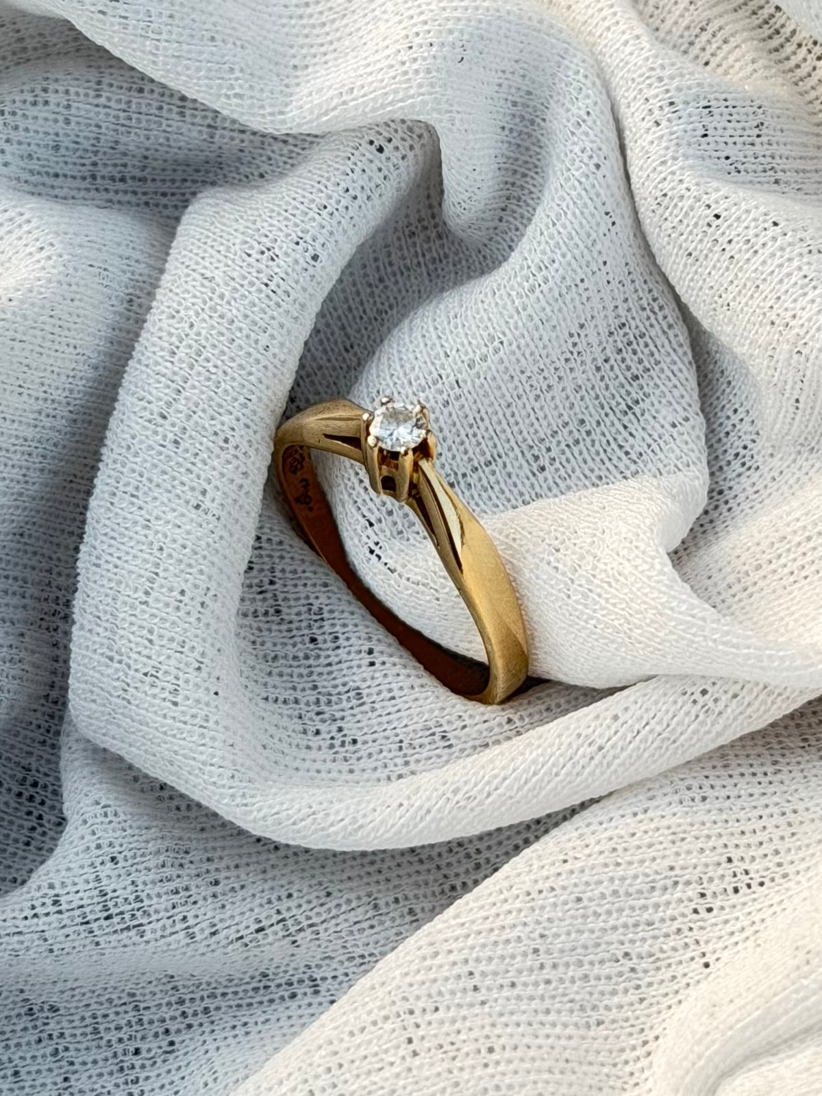 Vintage 14 karat solitairering med 0,10 ct. brilliant, str 55