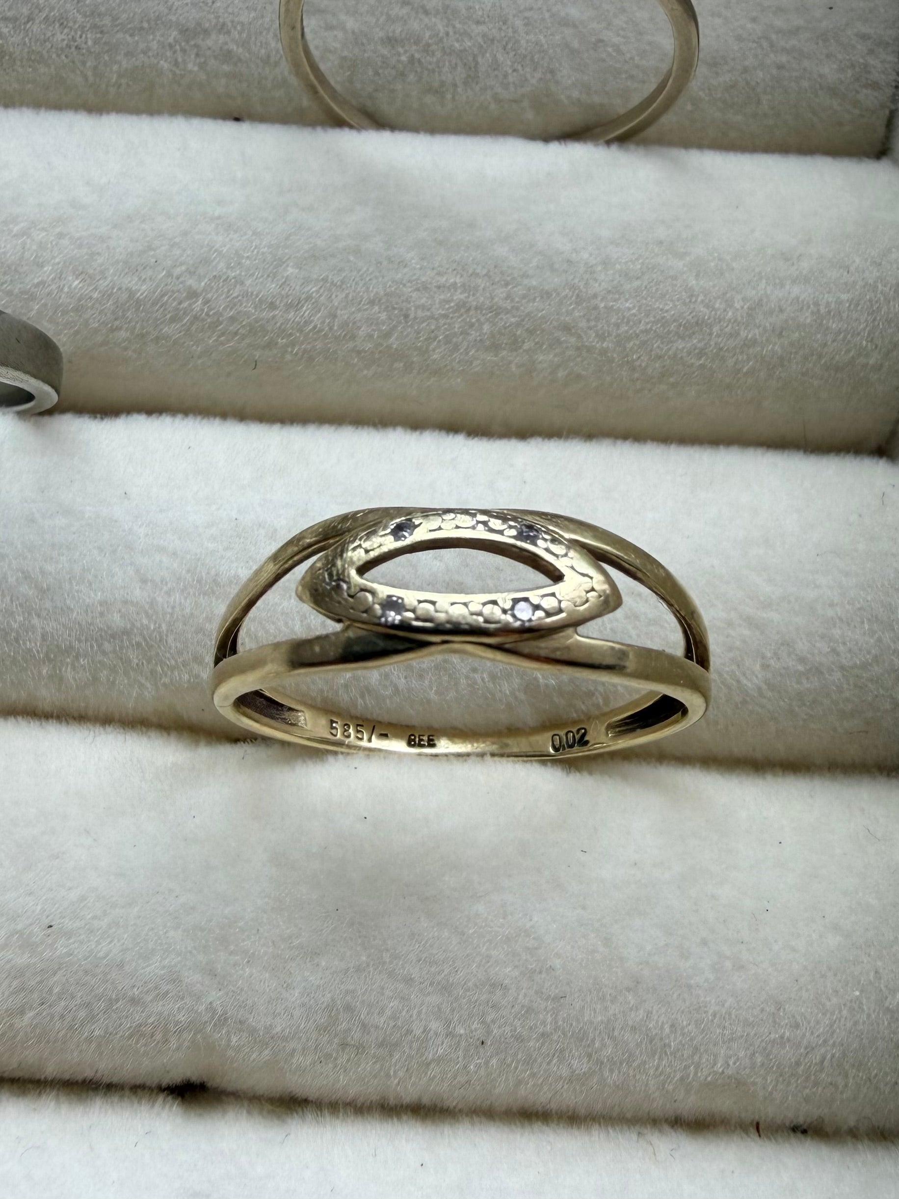 Vintage 14 karat guldring med 0.02 carat brillianter