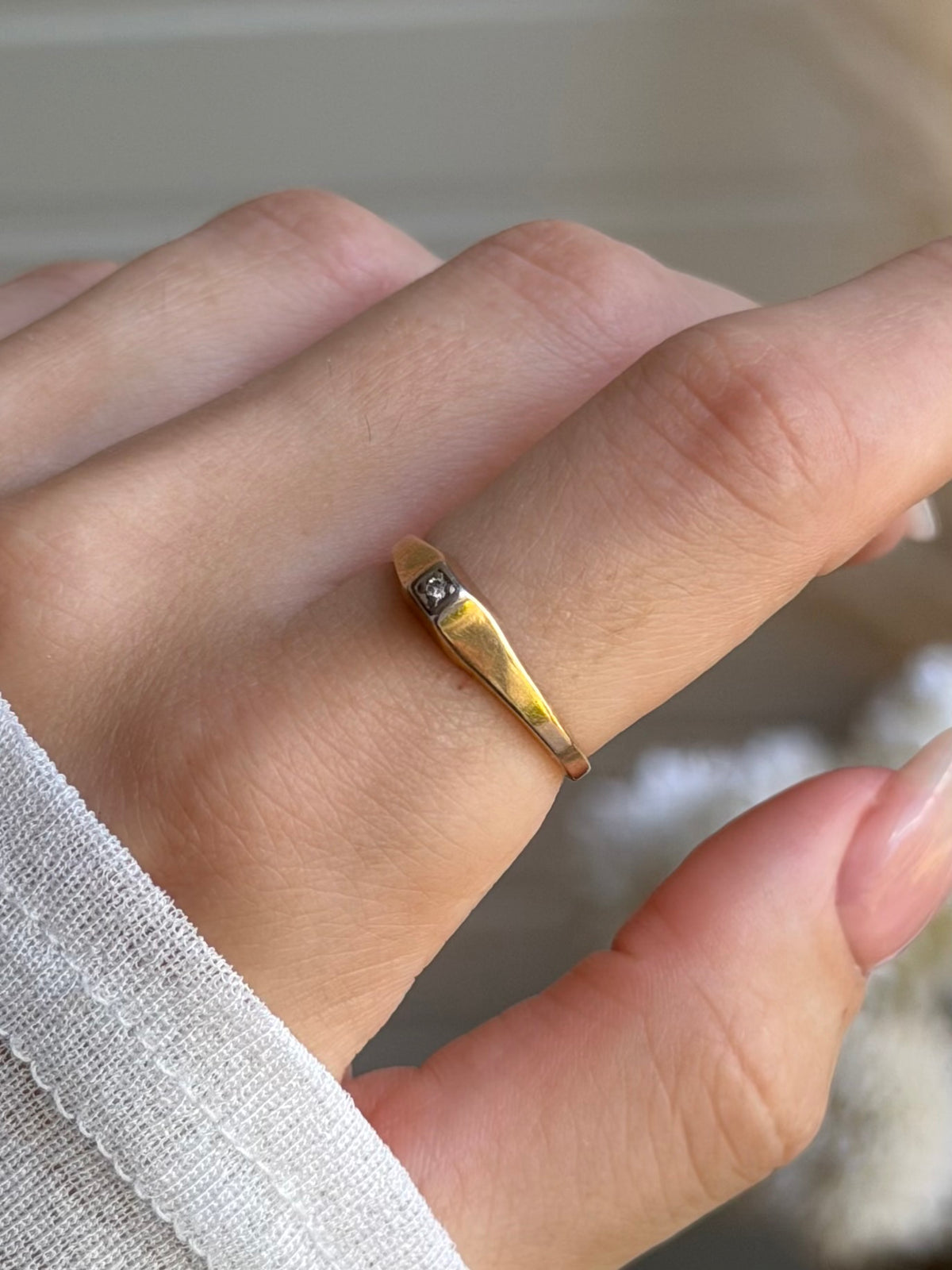 Vintage signetring i 14 krt. guld med en lille sten, str 55