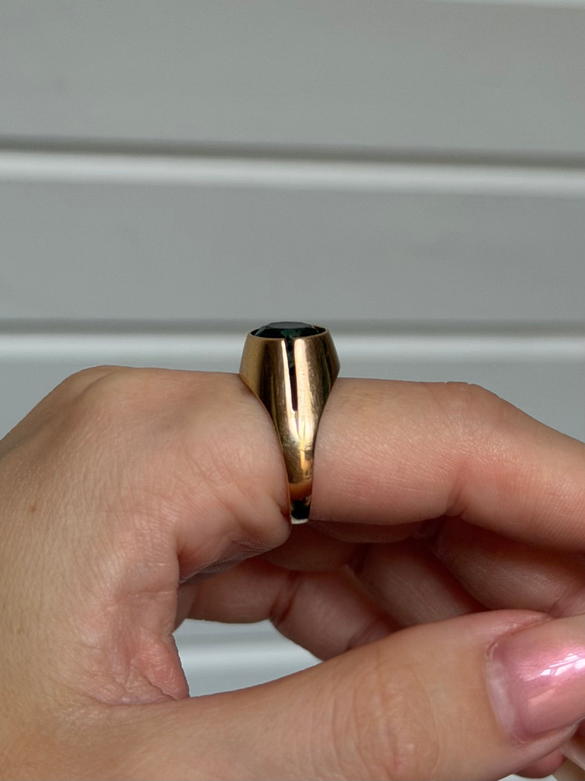 Vintage 14 karat guldring med grøn sten, str 55