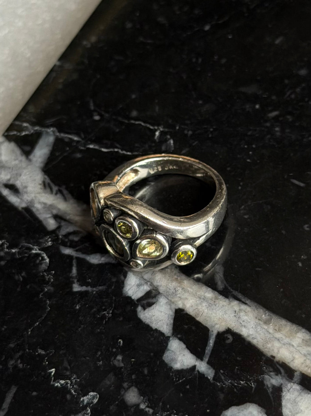 Vintage sterlingsølv ring med sten i grønne nuancer, str 54