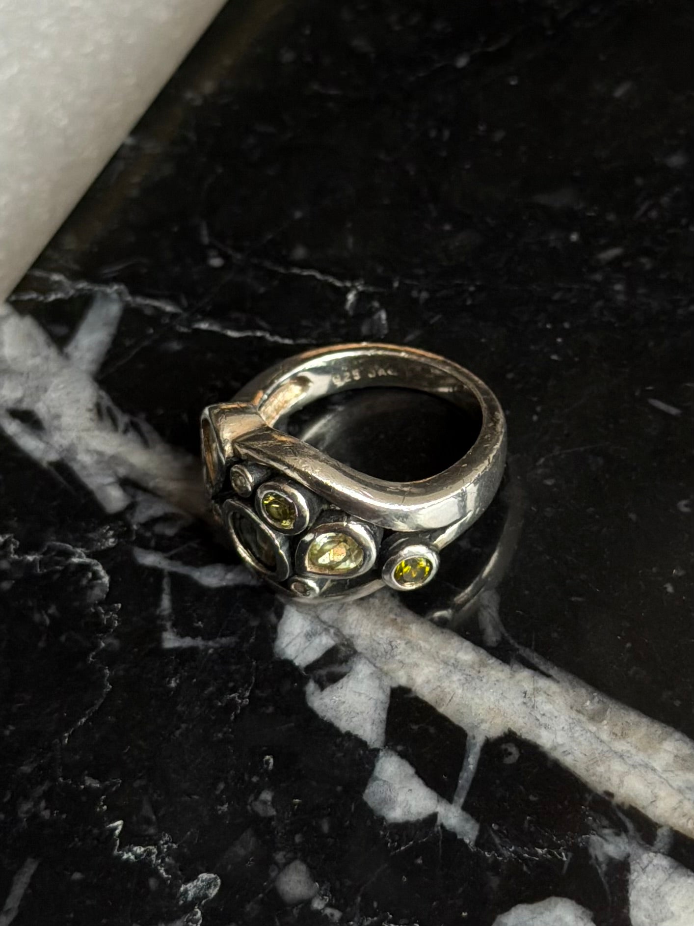 Vintage sterlingsølv ring med sten i grønne nuancer, str 54
